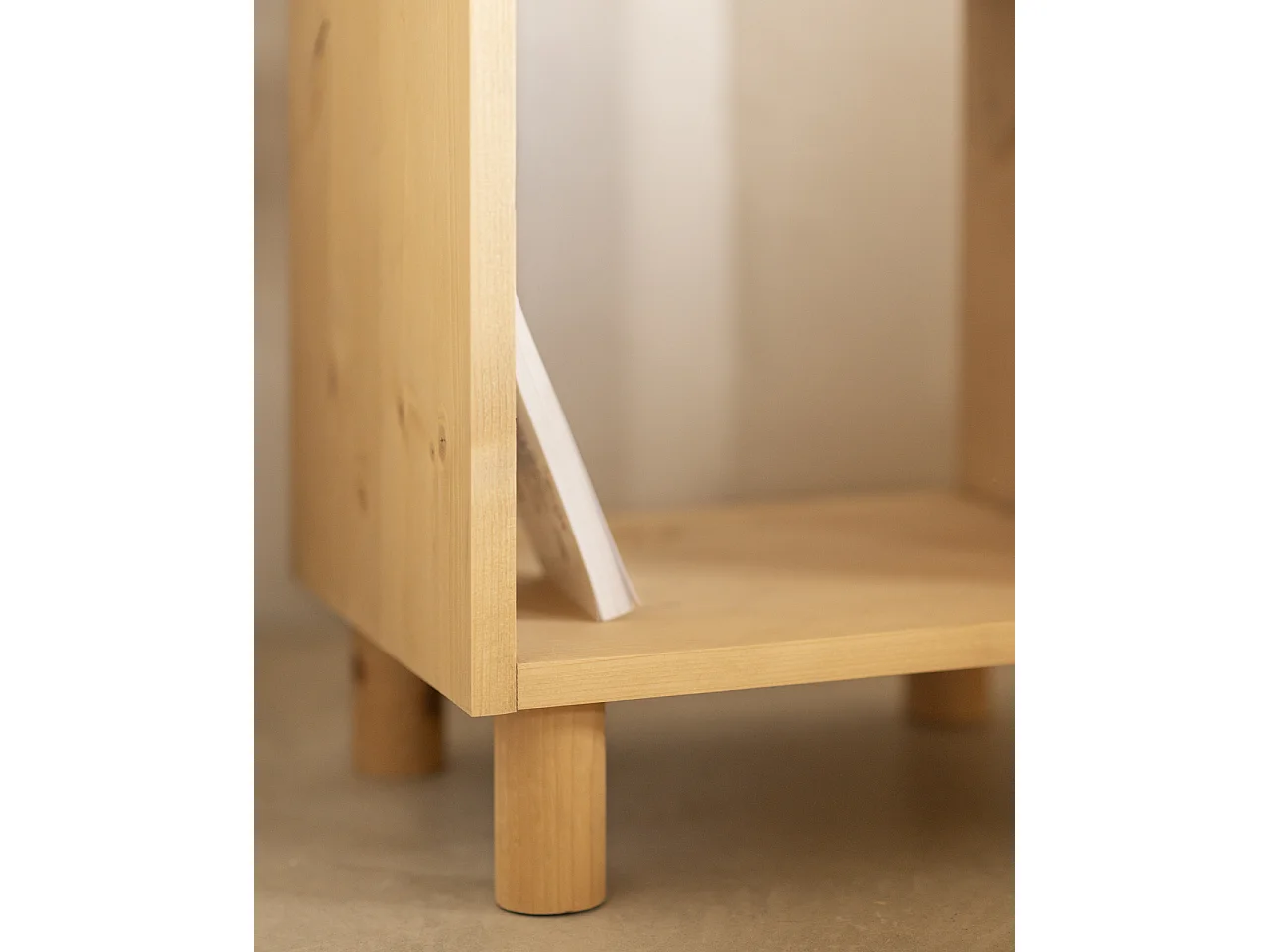 Comodino in legno massello in colore rovere medio 50,5x32cm - HERA  - DECOWOOD