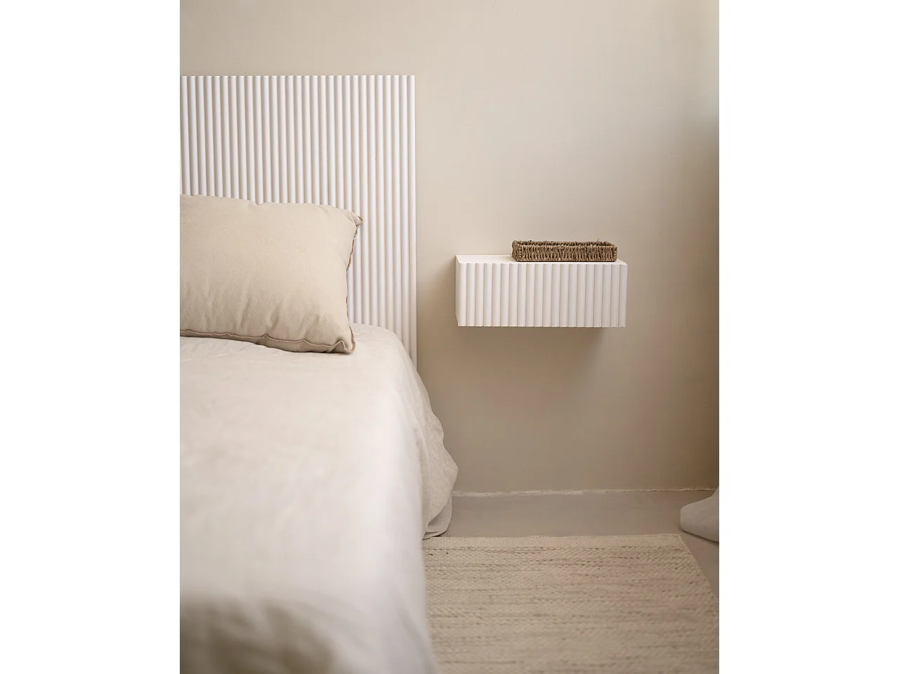 Mesita de noche de madera maciza flotante Decowood en tono blanco de 40cm - BALI - DECOWOOD