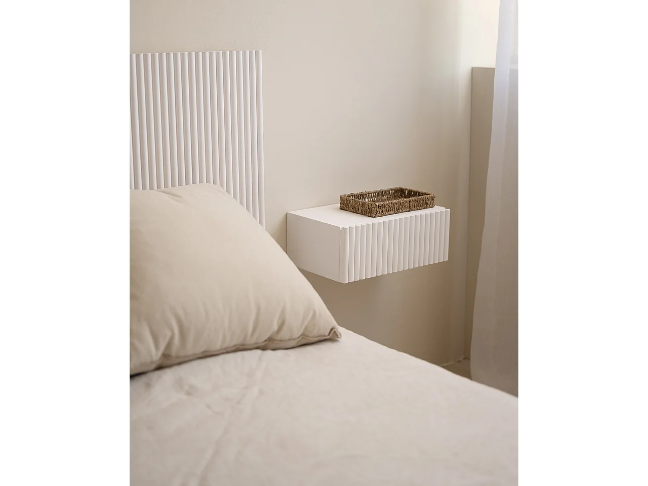 Mesita de noche de madera maciza flotante Decowood en tono blanco de 40cm - BALI - DECOWOOD