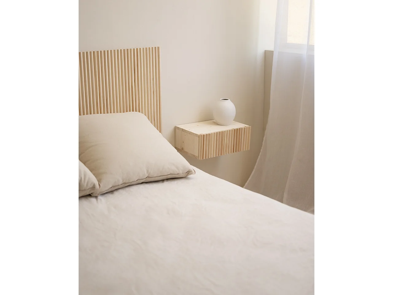 Mesita de noche de madera maciza flotante Decowood en tono natural de 40cm - BALI - DECOWOOD