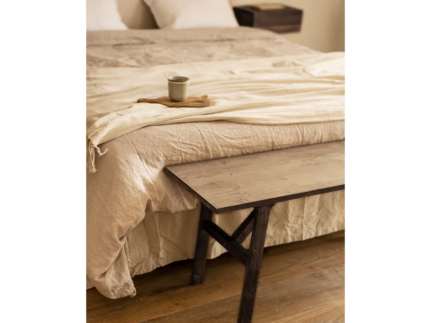 Banqueta de madera maciza en tono nogal de 120x45cm - SIEP - DECOWOOD