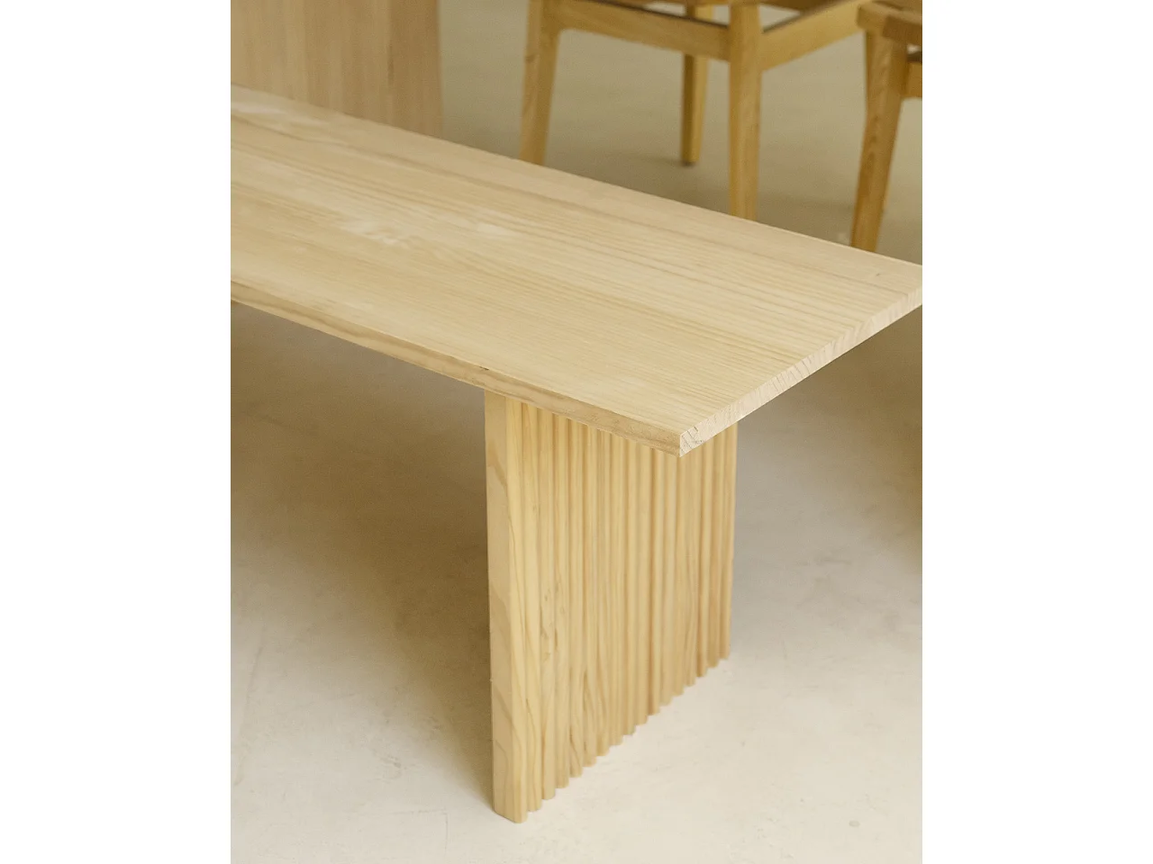 Banco de madera maciza rectangular Decowood para interiores con patas ranuradas en color natural de 120x45cm - BALI - DECOWOOD