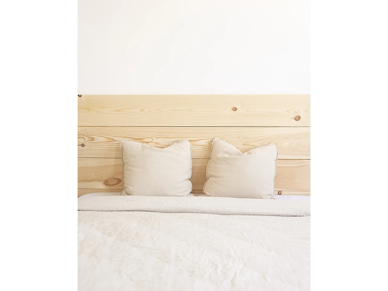 Pack Cabecero de cama y mesitas de madera maciza en tono natural de 160cm - FLANDES + STOKE - DECOWOOD