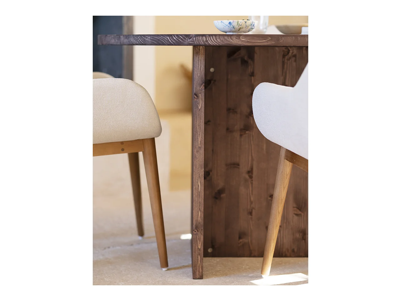 Tavolo da pranzo in legno massello in tono noce 142,9x75cm - MUR - DECOWOOD
