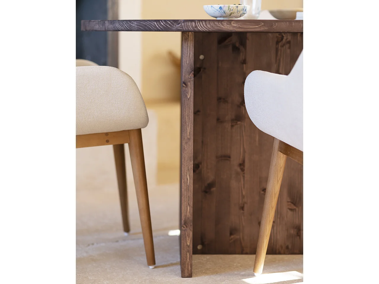 Tavolo da pranzo in legno massello in tono noce 142,9x75cm - MUR - DECOWOOD