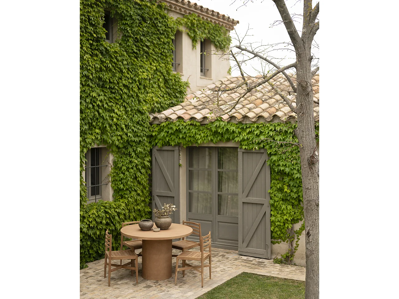 Tavolo da pranzo rotondo in microcemento colore terracotta 160cm