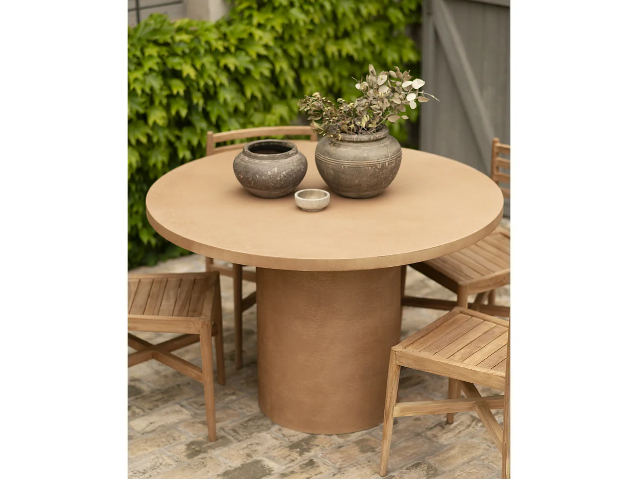 Tavolo da pranzo rotondo in microcemento colore terracotta 160cm