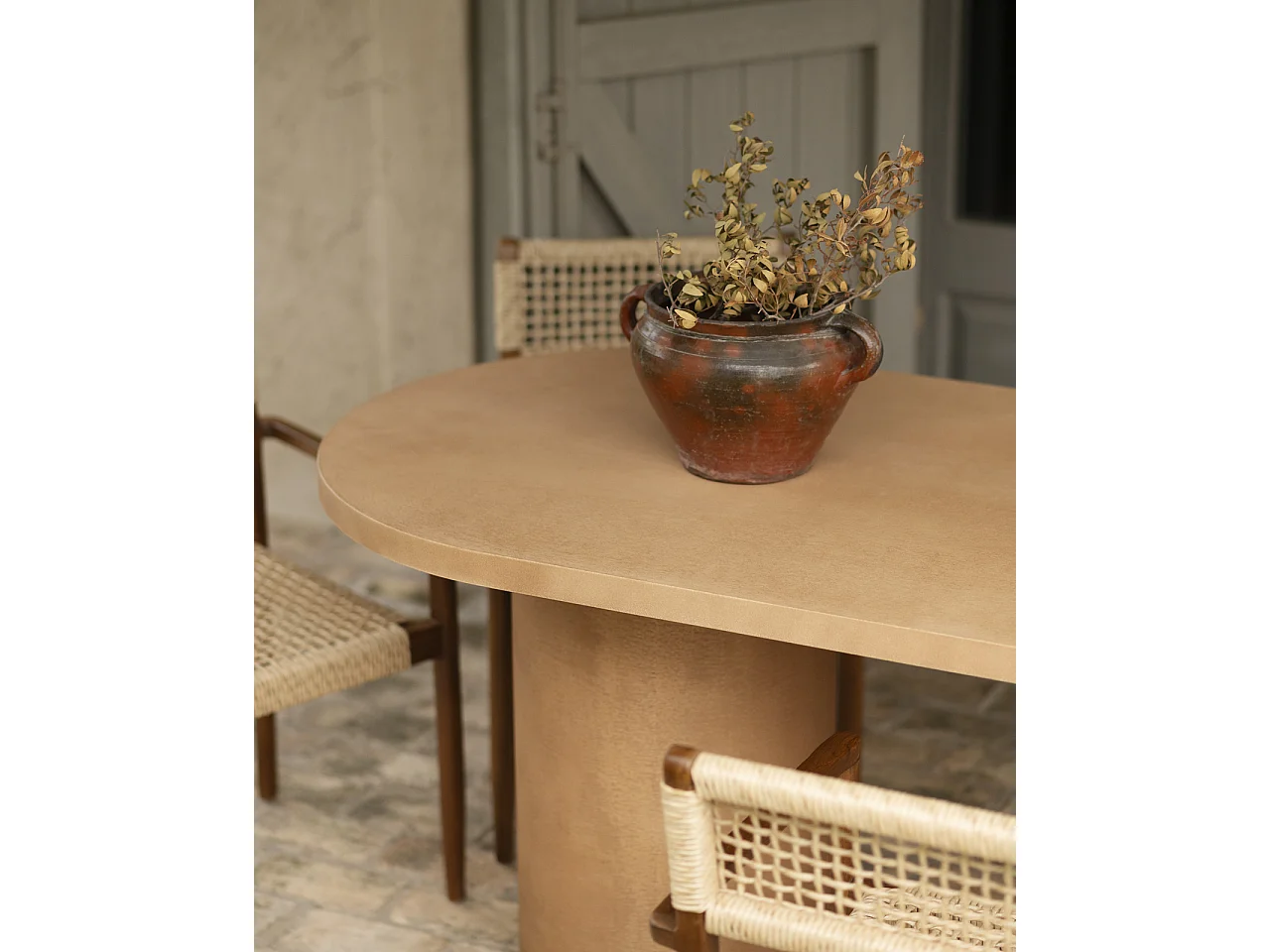 Mesa de comedor ovalada de microcemento en tono terracota DECOWOOD de 200x75cm - LUCÍA - DECOWOOD