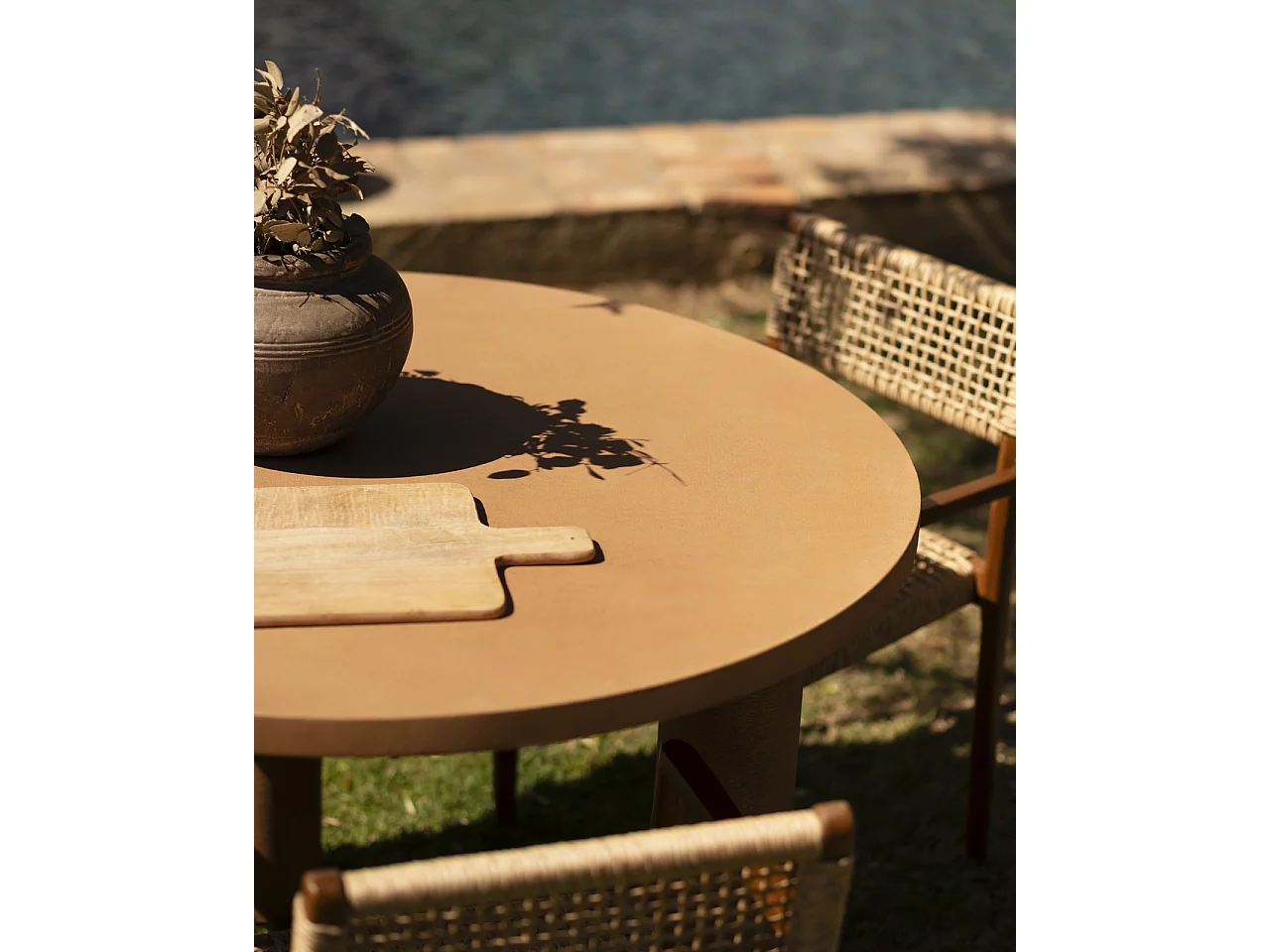 Mesa de comedor redonda de microcemento en tono terracota DECOWOOD de Ø120x75cm - LUCÍA - DECOWOOD