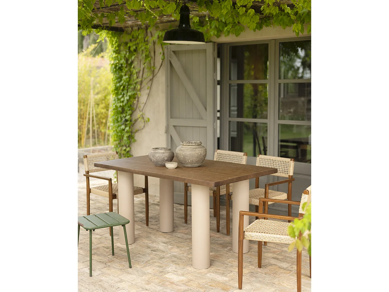 Mesa de comedor rectangular de madera maciza en tono roble oscuro y patas de microcemento en tono tierra DECOWOOD de 160x75cm - LUCÍA - DECOWOOD