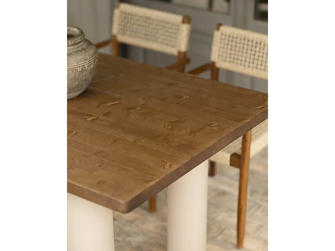 Mesa de comedor rectangular de madera maciza en tono roble oscuro y patas de microcemento en tono tierra DECOWOOD de 160x75cm - LUCÍA - DECOWOOD