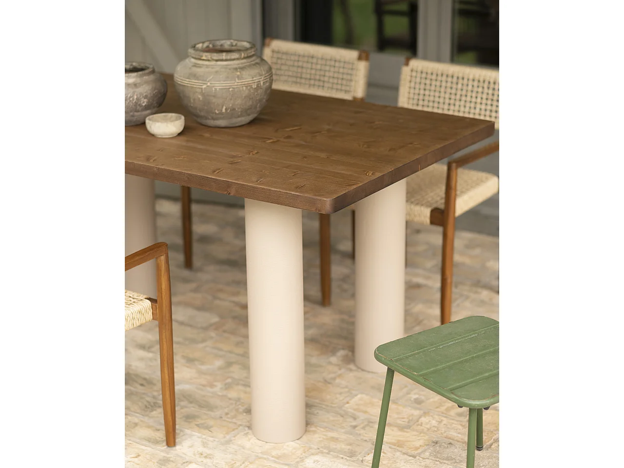 Mesa de comedor rectangular de madera maciza en tono roble oscuro y patas de microcemento en tono tierra DECOWOOD de 160x75cm - LUCÍA - DECOWOOD