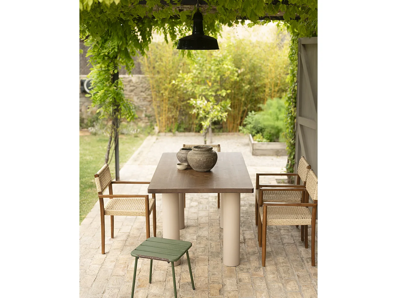 Table de salle à manger rectangularie en bois massif teinte chêne foncé avec pieds en microciment teinte terre 160cm - LUCÍA - DECOWOOD
