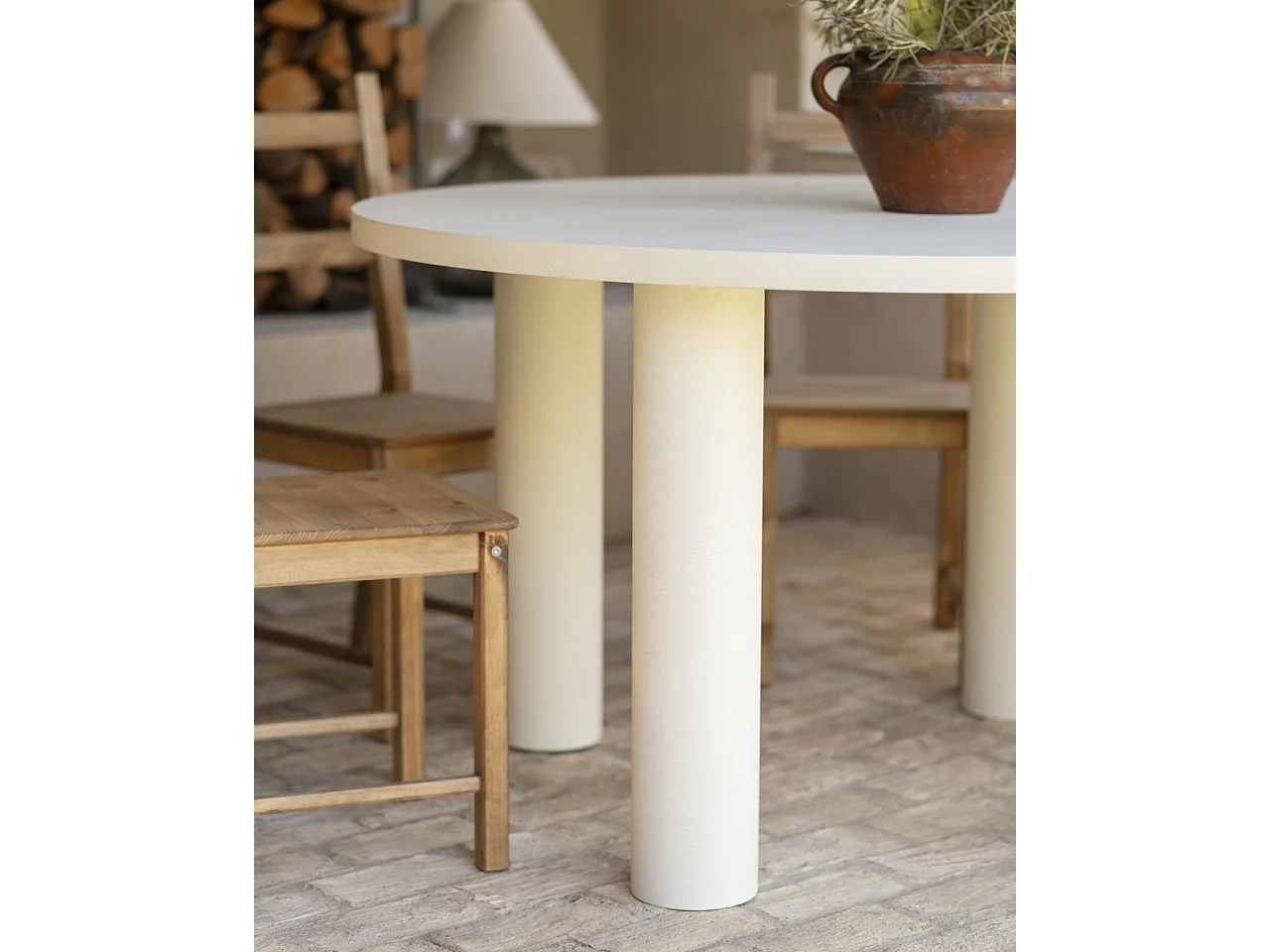 Mesa de comedor redonda de microcemento en tono blanco roto DECOWOOD de Ø160x75cm - LUCÍA - DECOWOOD