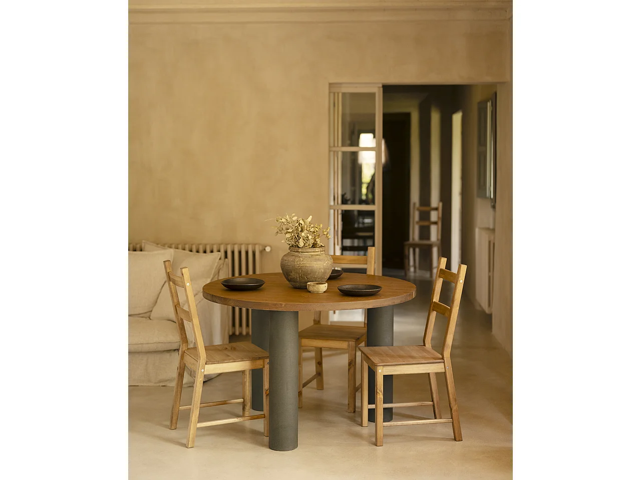 Mesa de comedor redonda de madera maciza tono roble medio y patas de microcemento en tono verde DECOWOOD de Ø120x75cm - LUCÍA - DECOWOOD