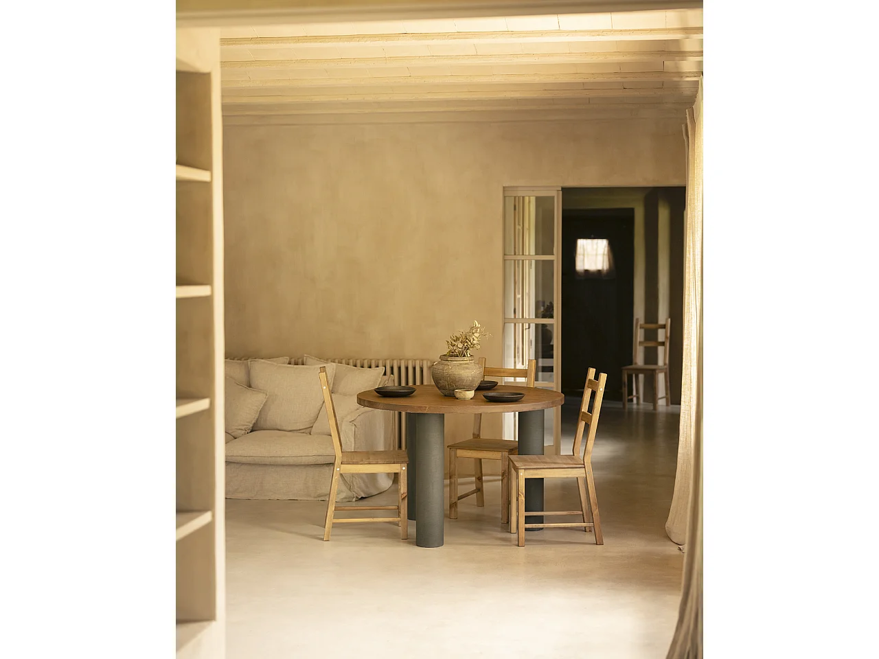 Mesa de comedor redonda de madera maciza tono roble medio y patas de microcemento en tono verde DECOWOOD de Ø120x75cm - LUCÍA - DECOWOOD