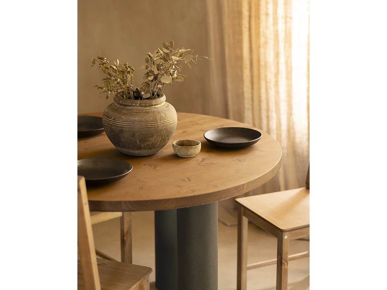 Mesa de comedor redonda de madera maciza tono roble medio y patas de microcemento en tono verde DECOWOOD de Ø120x75cm - LUCÍA - DECOWOOD