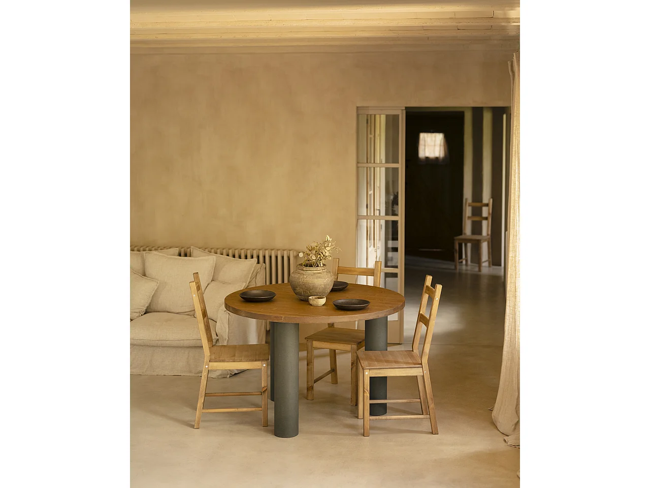 Mesa de comedor redonda de madera maciza tono roble medio y patas de microcemento en tono verde DECOWOOD de Ø120x75cm - LUCÍA - DECOWOOD