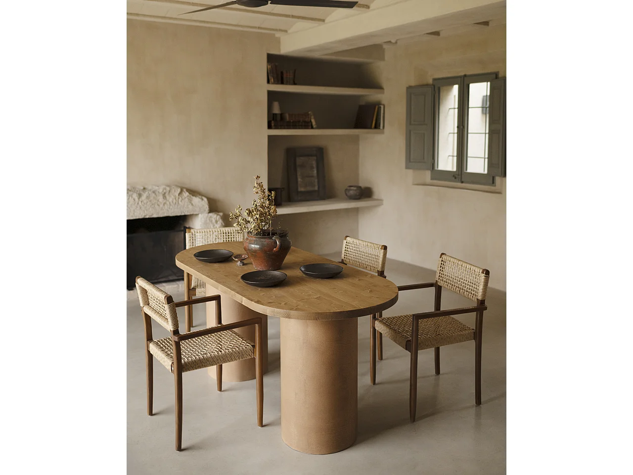 Mesa de comedor ovalada de madera maciza tono roble medio y patas de microcemento en tono terracota DECOWOOD de 220x75cm - LUCÍA - DECOWOOD