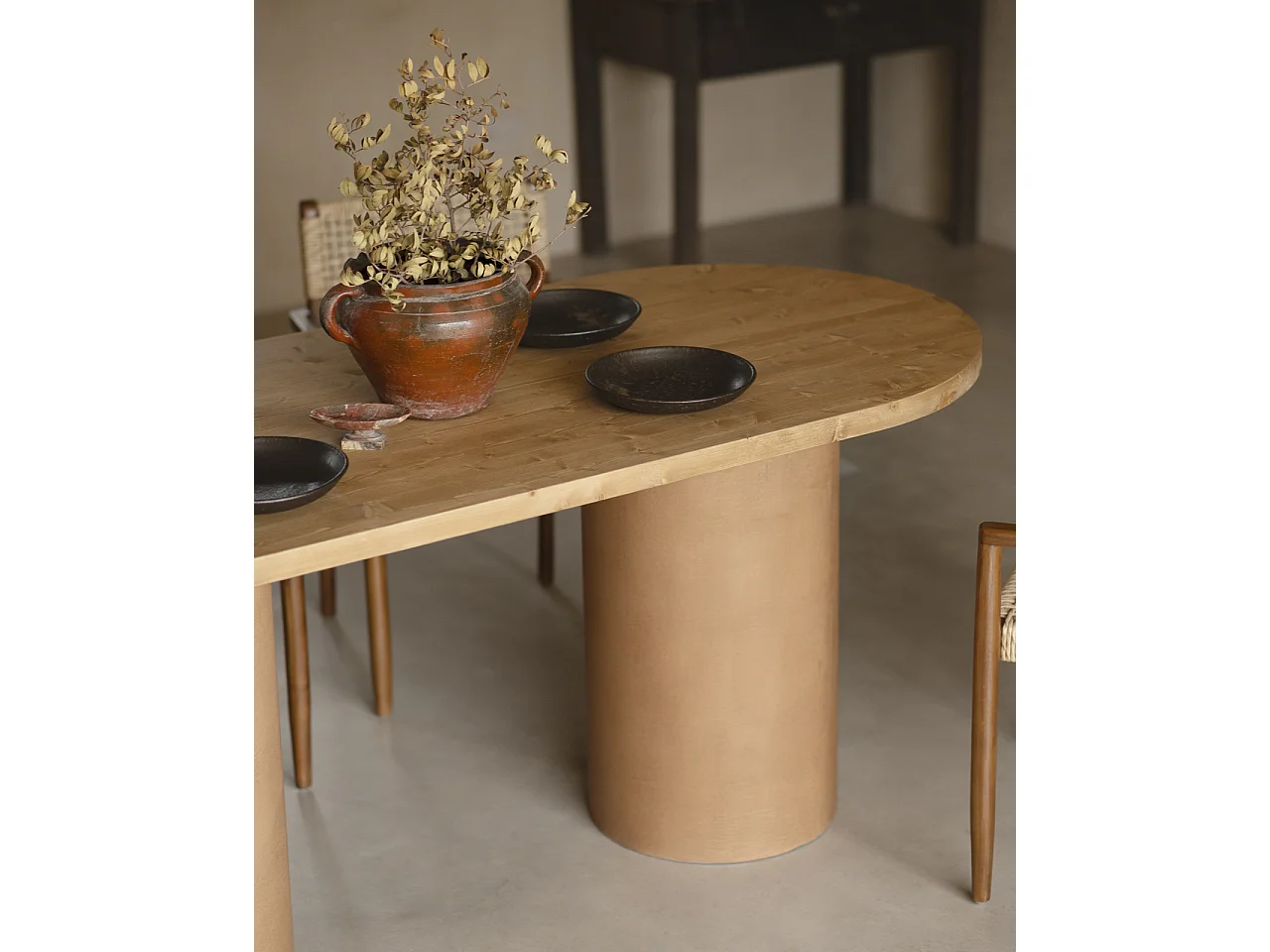 Mesa de comedor ovalada de madera maciza tono roble medio y patas de microcemento en tono terracota DECOWOOD de 220x75cm - LUCÍA - DECOWOOD