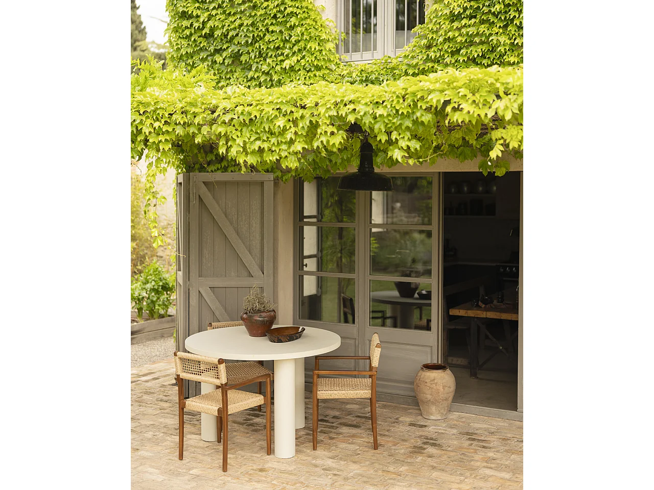 Mesa de comedor redonda de microcemento en tono blanco roto DECOWOOD de Ø120x75cm - LUCÍA - DECOWOOD