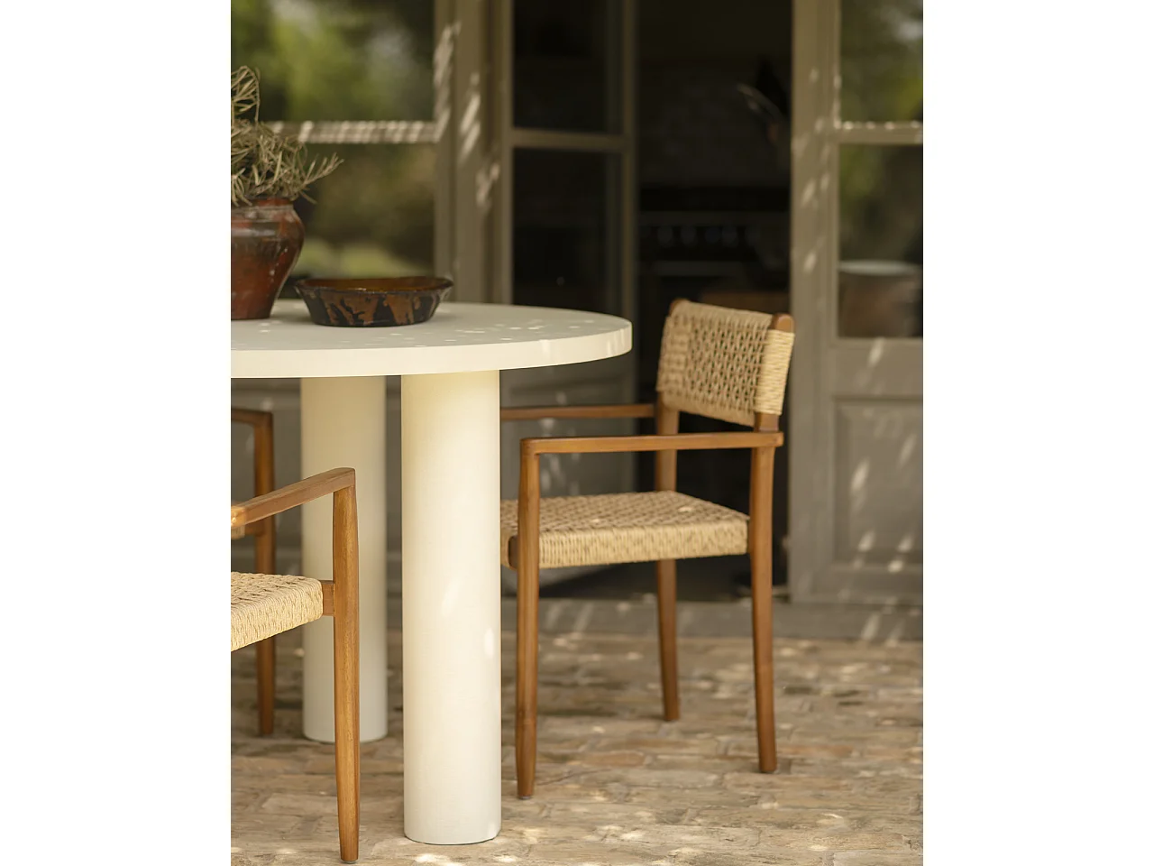 Mesa de comedor redonda de microcemento en tono blanco roto DECOWOOD de Ø120x75cm - LUCÍA - DECOWOOD