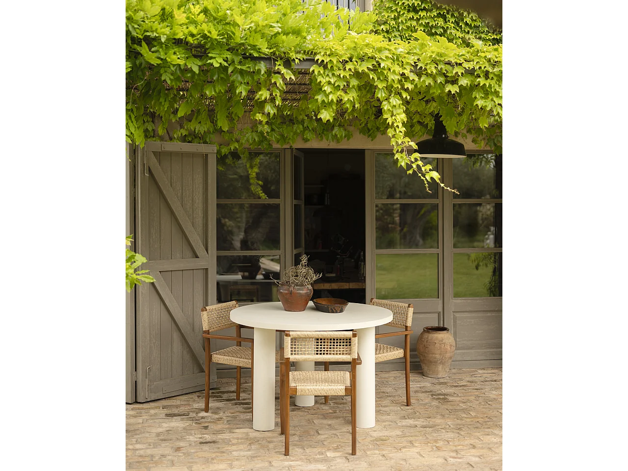 Mesa de comedor redonda de microcemento en tono blanco roto DECOWOOD de Ø120x75cm - LUCÍA - DECOWOOD