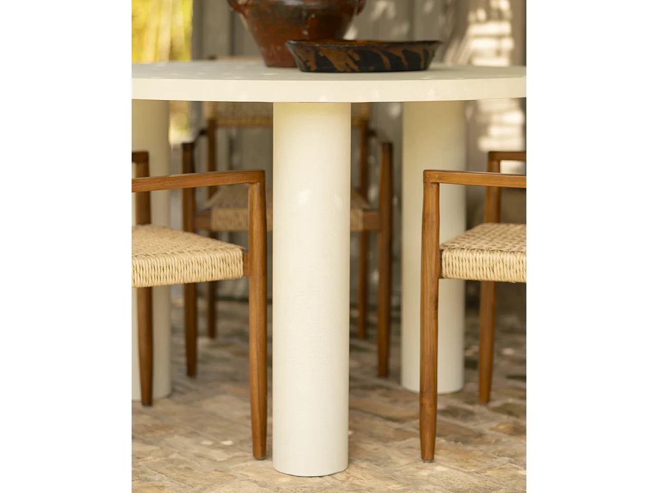 Mesa de comedor redonda de microcemento en tono blanco roto DECOWOOD de Ø120x75cm - LUCÍA - DECOWOOD