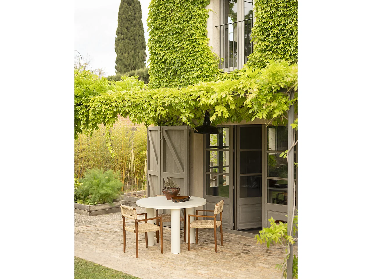 Mesa de comedor redonda de microcemento en tono blanco roto DECOWOOD de Ø120x75cm - LUCÍA - DECOWOOD