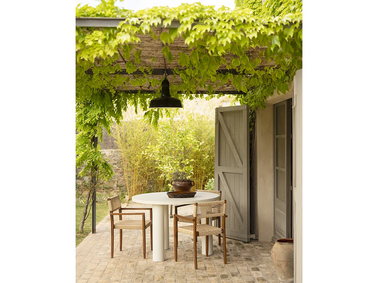 Mesa de comedor redonda de microcemento en tono blanco roto DECOWOOD de Ø120x75cm - LUCÍA - DECOWOOD