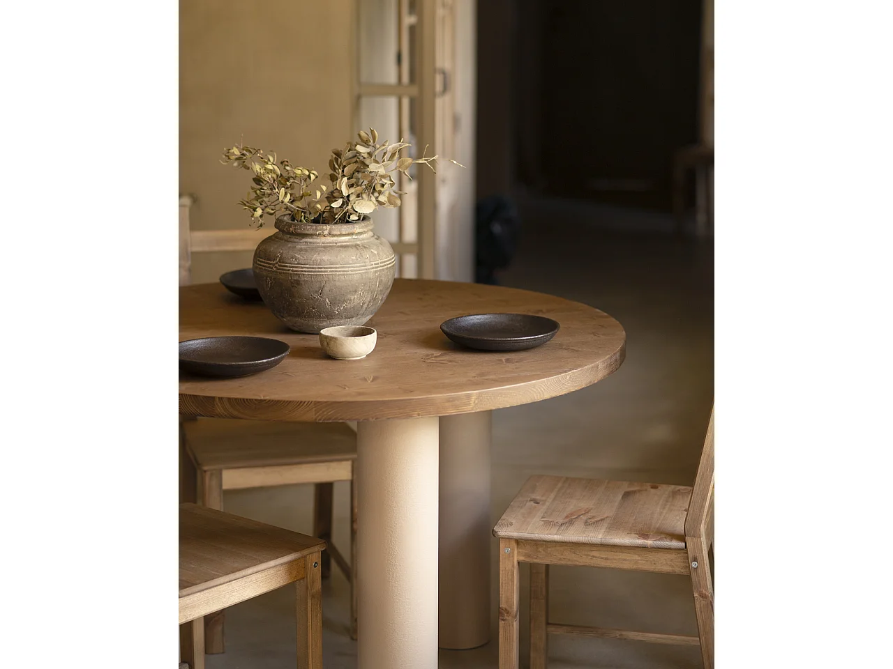 Mesa de comedor redonda de madera maciza tono roble oscuro y patas de microcemento en tono tierra DECOWOOD de Ø120x75cm - LUCÍA - DECOWOOD