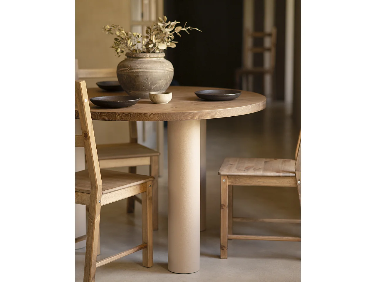 Mesa de comedor redonda de madera maciza tono roble oscuro y patas de microcemento en tono tierra DECOWOOD de Ø120x75cm - LUCÍA - DECOWOOD