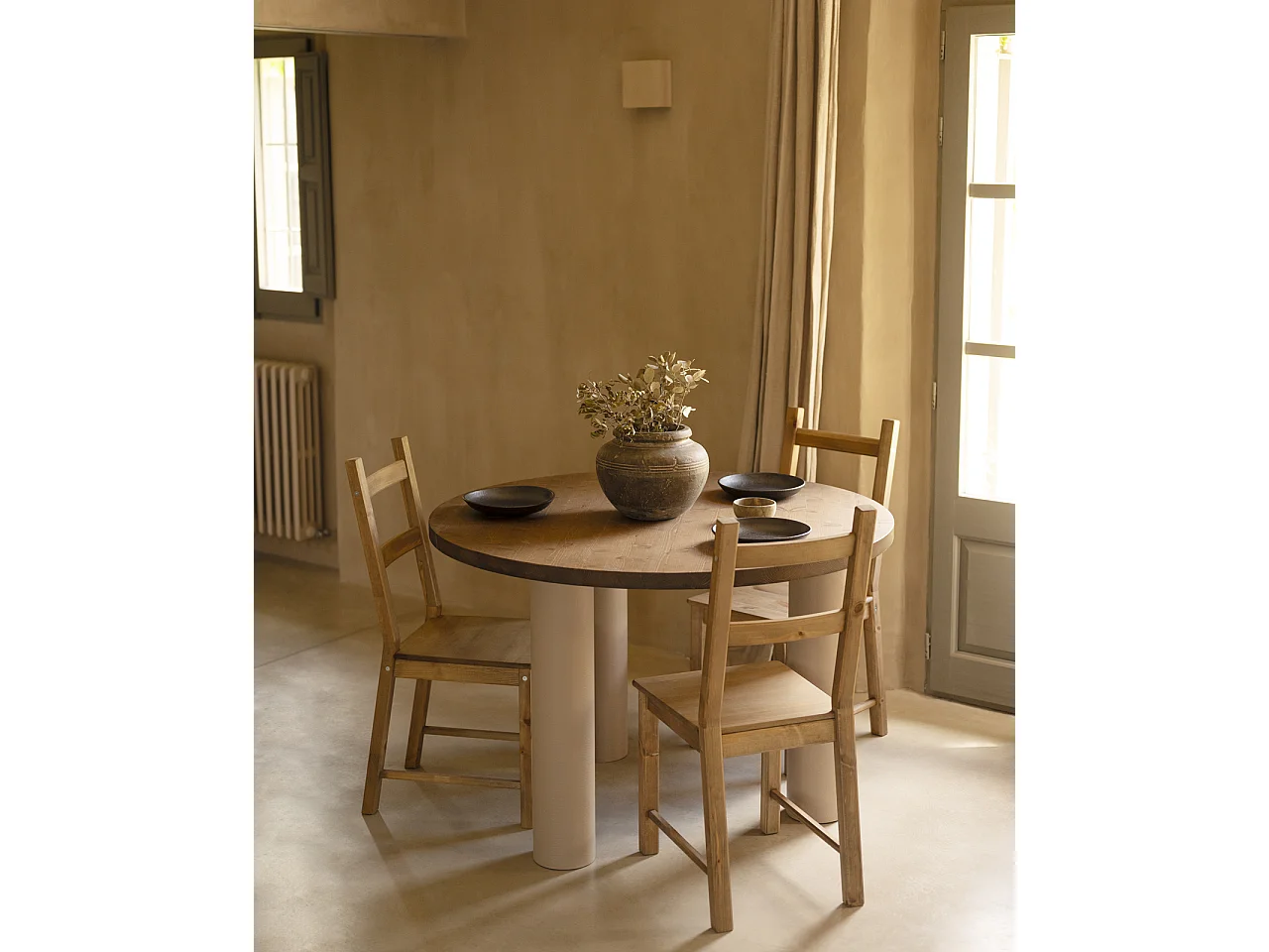 Mesa de comedor redonda de madera maciza tono roble oscuro y patas de microcemento en tono tierra DECOWOOD de Ø120x75cm - LUCÍA - DECOWOOD