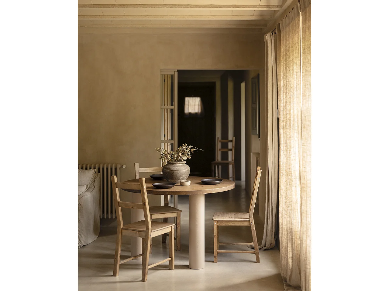 Tavolo da pranzo rotondo in legno marrone e microcemento terra 120cm