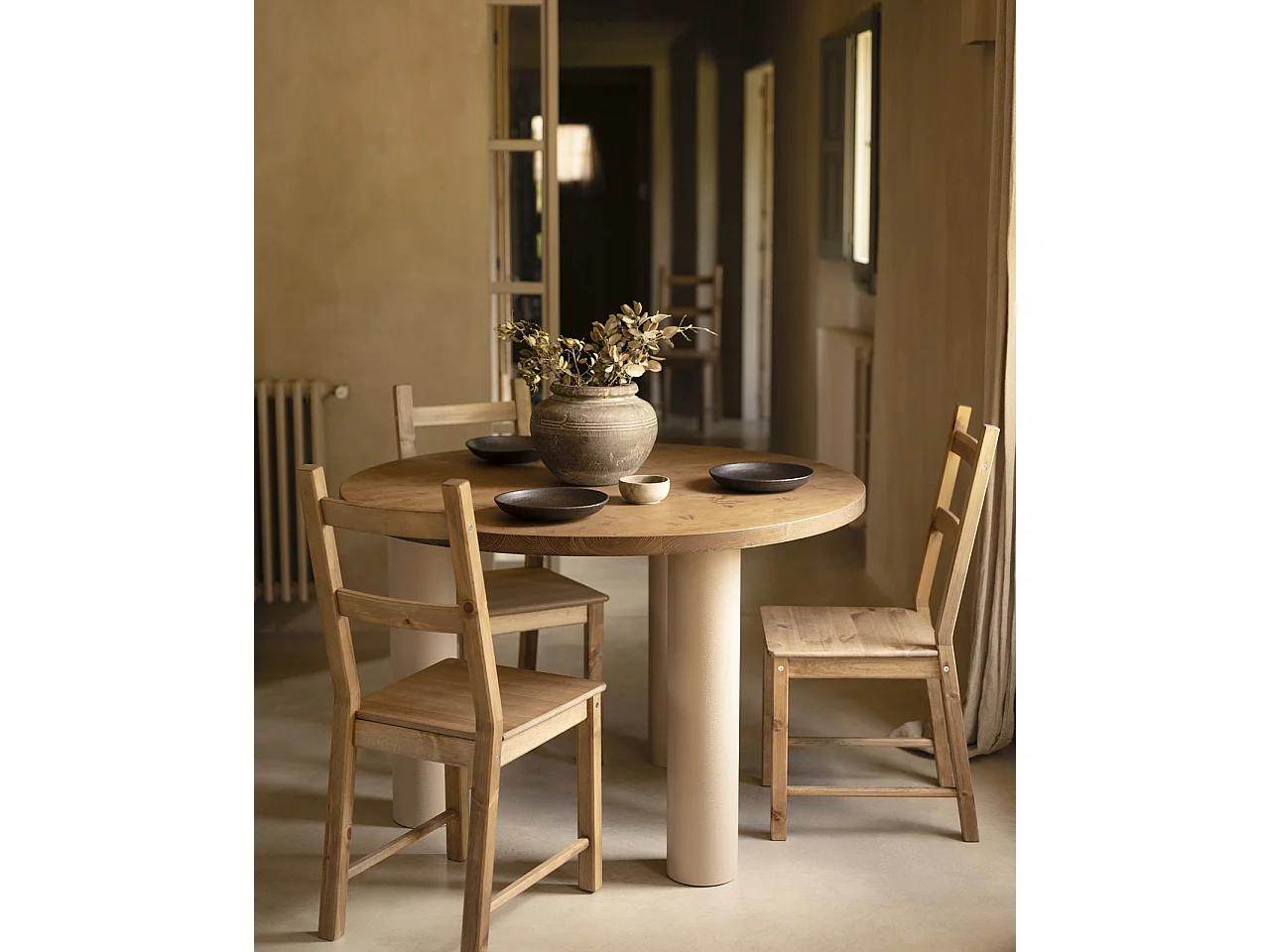 Tavolo da pranzo rotondo in legno marrone e microcemento terra 120cm