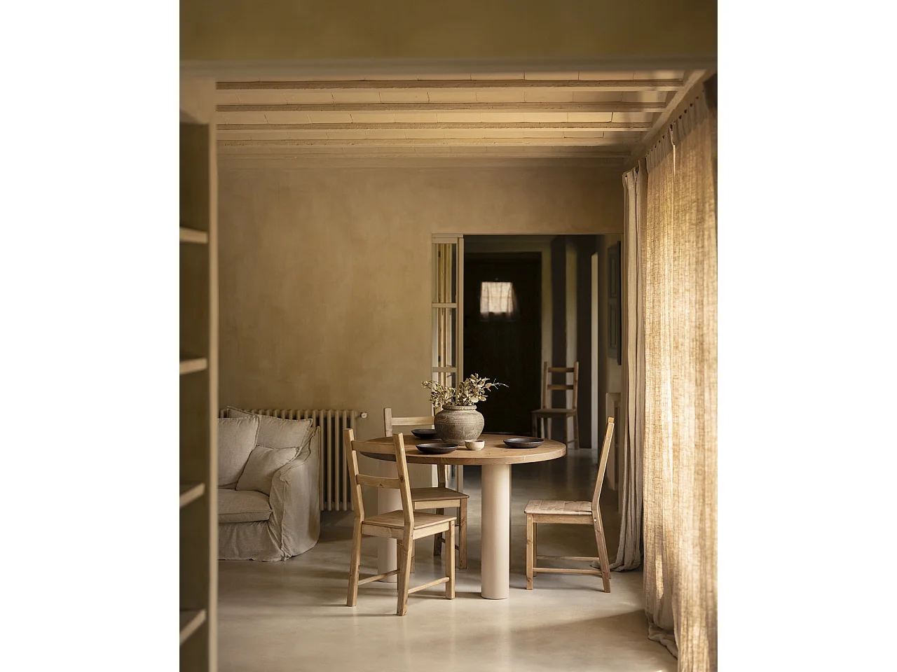 Tavolo da pranzo rotondo in legno marrone e microcemento terra 120cm