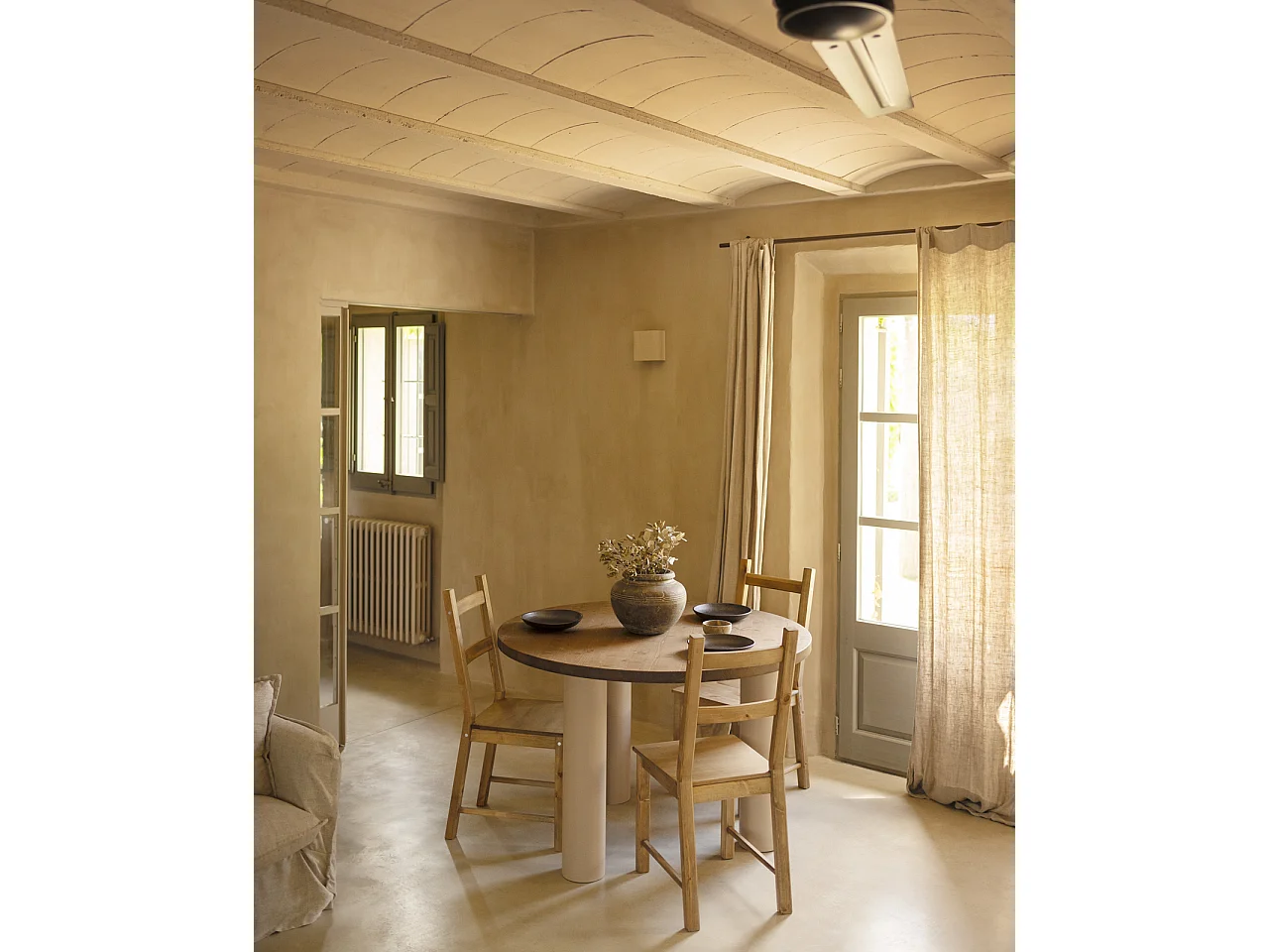 Tavolo da pranzo rotondo in legno marrone e microcemento terra 120cm