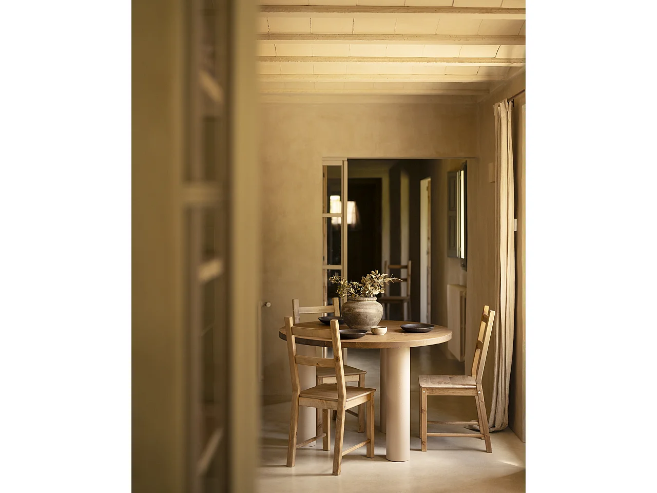 Tavolo da pranzo rotondo in legno marrone e microcemento terra 120cm