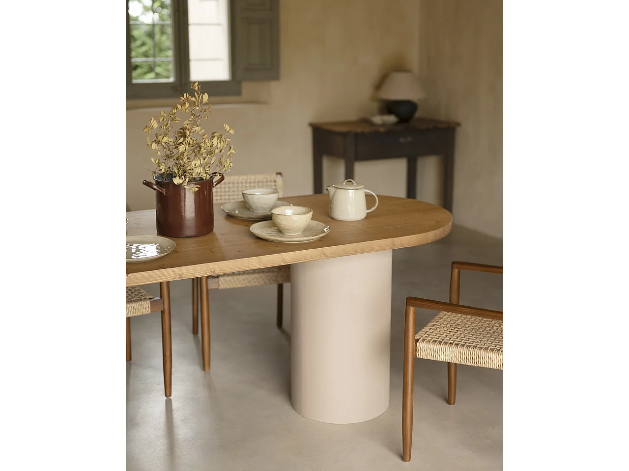 Table de salle à manger ovale en bois massif teinte chêne foncé avec pieds en microciment teinte terre 180cm - LUCÍA - DECOWOOD