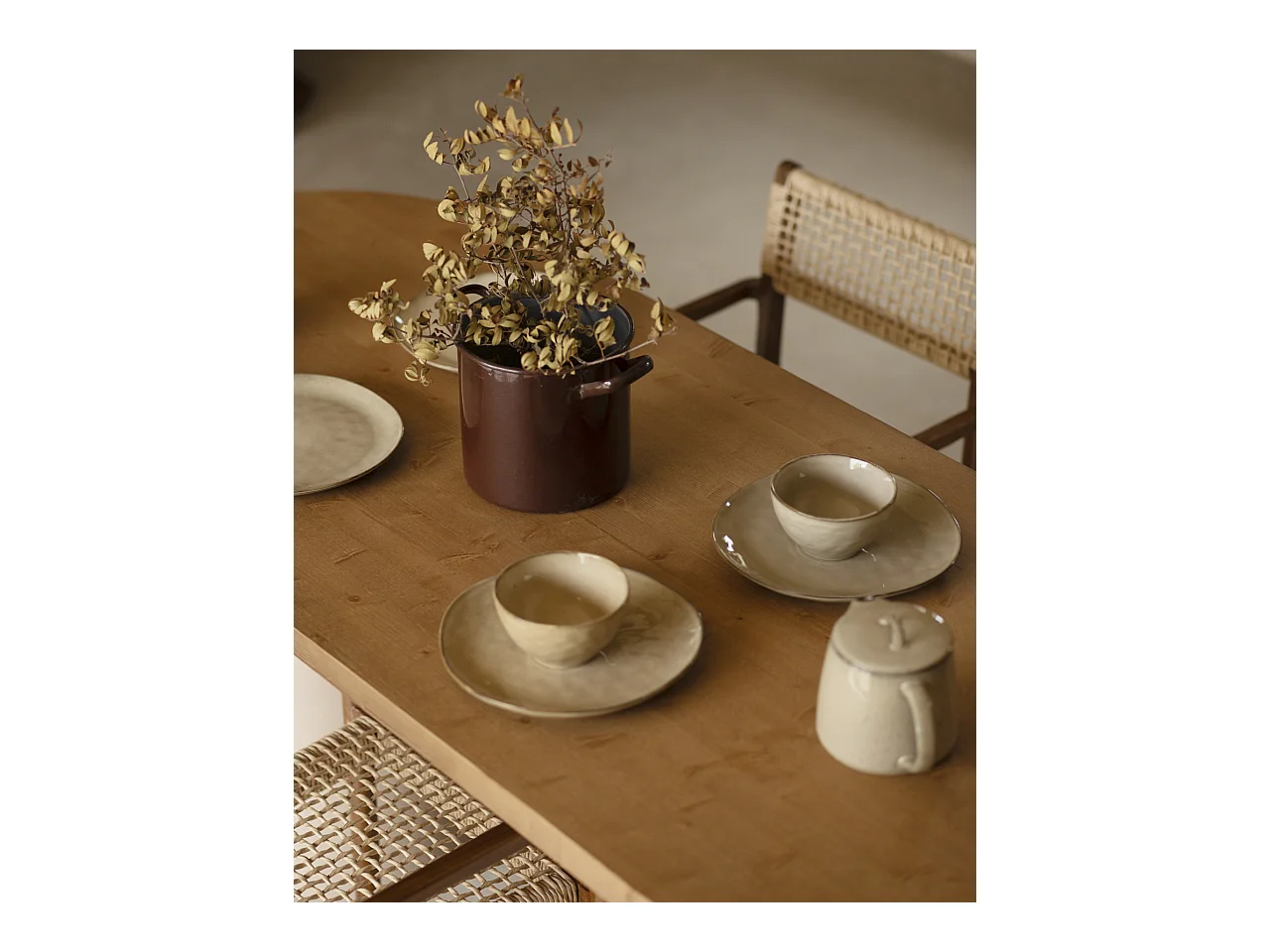 Mesa de comedor ovalada de madera maciza tono roble oscuro y patas de microcemento en tono tierra DECOWOOD de 180x75cm - LUCÍA - DECOWOOD