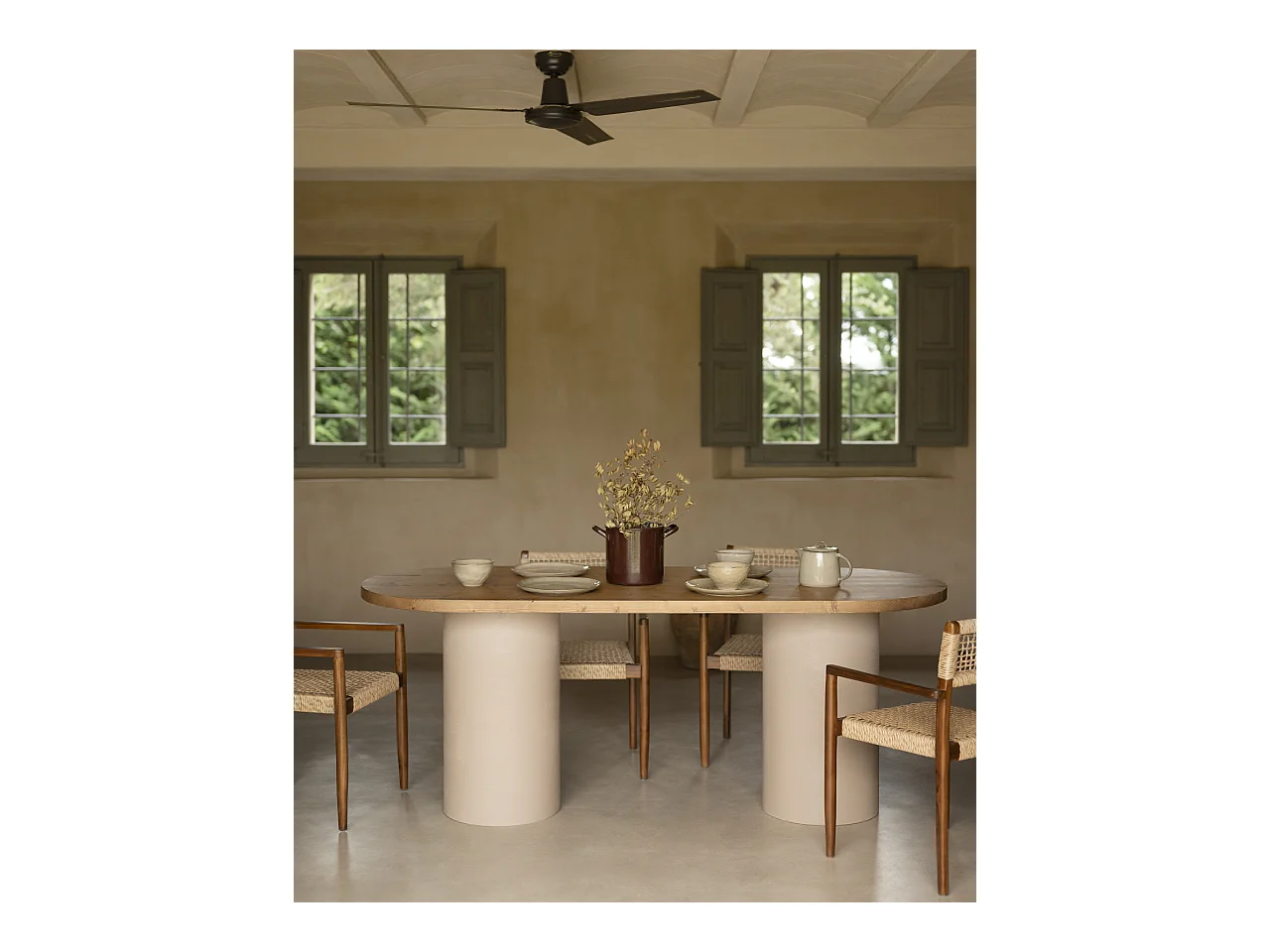 Mesa de comedor ovalada de madera maciza tono roble oscuro y patas de microcemento en tono tierra DECOWOOD de 180x75cm - LUCÍA - DECOWOOD