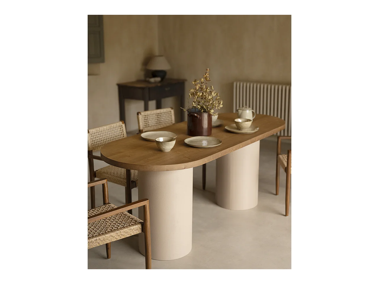 Mesa de comedor ovalada de madera maciza tono roble oscuro y patas de microcemento en tono tierra DECOWOOD de 180x75cm - LUCÍA - DECOWOOD