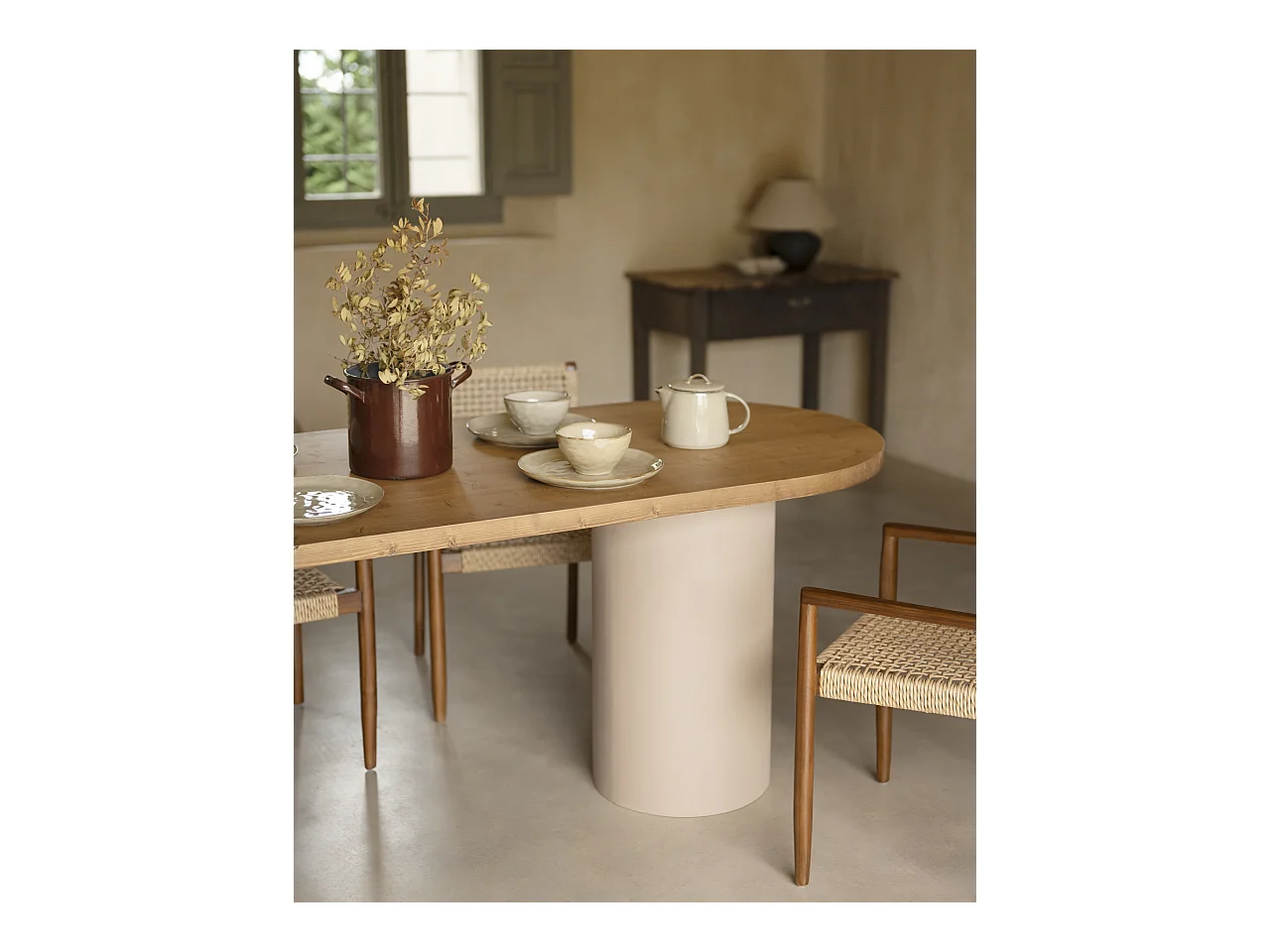 Mesa de comedor ovalada de madera maciza tono roble oscuro y patas de microcemento en tono tierra DECOWOOD de 180x75cm - LUCÍA - DECOWOOD