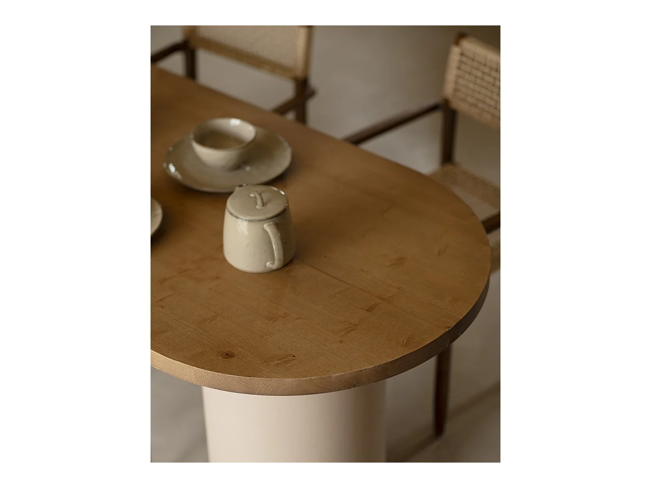 Mesa de comedor ovalada de madera maciza tono roble oscuro y patas de microcemento en tono tierra DECOWOOD de 180x75cm - LUCÍA - DECOWOOD