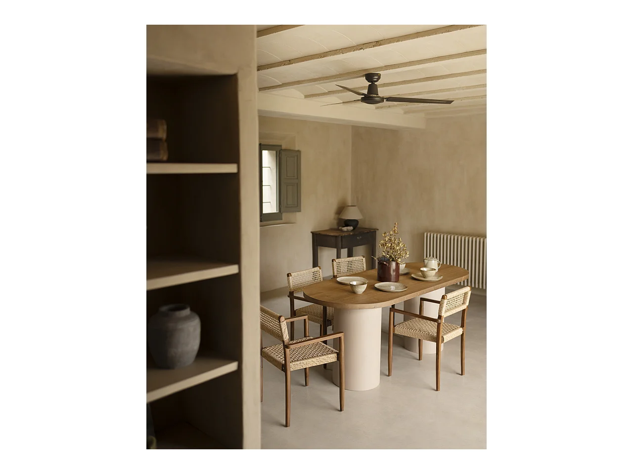 Mesa de comedor ovalada de madera maciza tono roble oscuro y patas de microcemento en tono tierra DECOWOOD de 180x75cm - LUCÍA - DECOWOOD