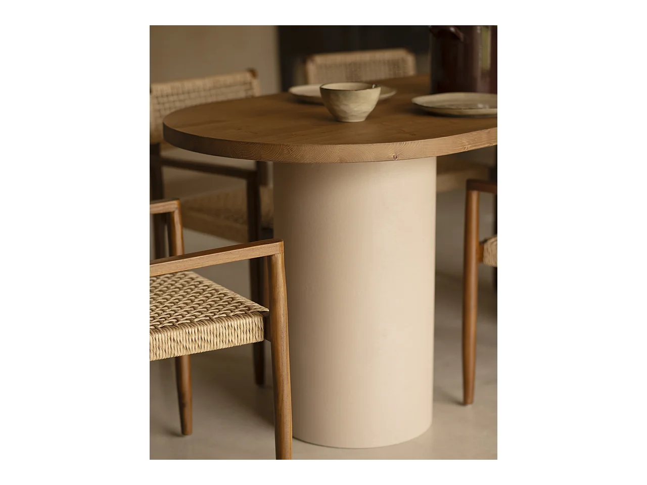 Mesa de comedor ovalada de madera maciza tono roble oscuro y patas de microcemento en tono tierra DECOWOOD de 180x75cm - LUCÍA - DECOWOOD