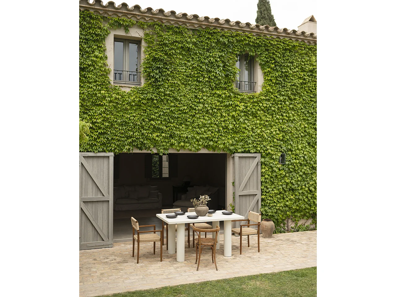 Mesa de comedor rectangular de microcemento en tono blanco roto DECOWOOD de 180x75cm - LUCÍA - DECOWOOD