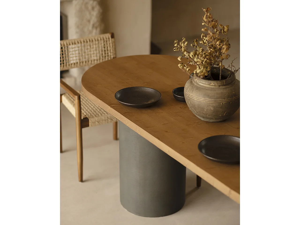 Mesa de comedor ovalada de madera maciza tono roble oscuro y patas de microcemento en tono verde DECOWOOD de 200x75cm - LUCÍA - DECOWOOD