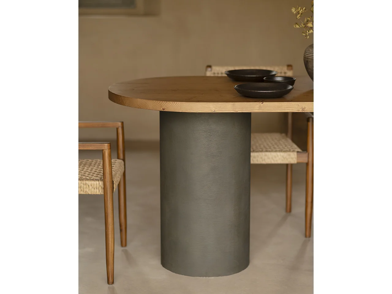 Table de salle à manger ovale en bois massif teinte chêne foncé avec pieds en microciment teinte verte 200cm - LUCÍA - DECOWOOD