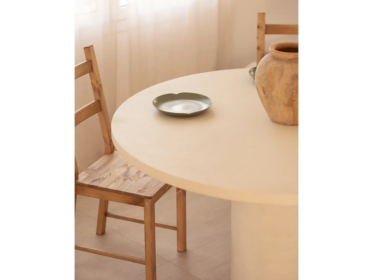 Mesa de comedor de madera de abeto maciza en microcemento redonda y soporte cilíndrico de Ø140x75cm en tono blanco roto - LUCÍA - DECOWOOD